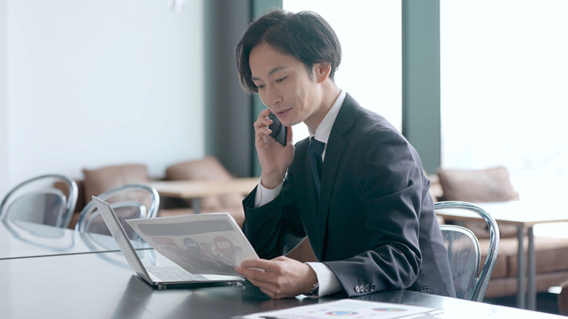 スムーズにに電話対応する営業マン